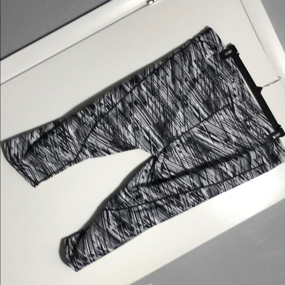 Fabletics (Black/White/Grey) Capri Leggings